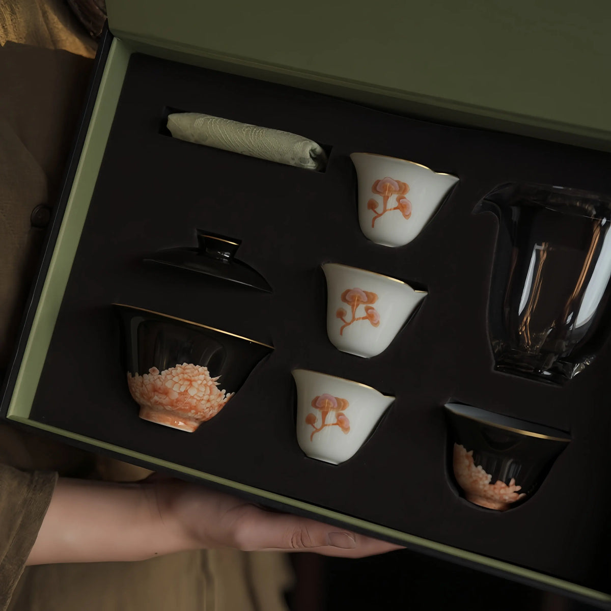 Fan Hong Wan Hua 130cc - Jingdezhen Porcelain Gaiwan Gift Set zycschina