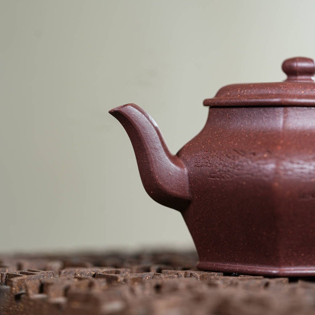 Liu Fang Gong Deng 120cc - Yixing Handmade Teapot 江苏宜兴