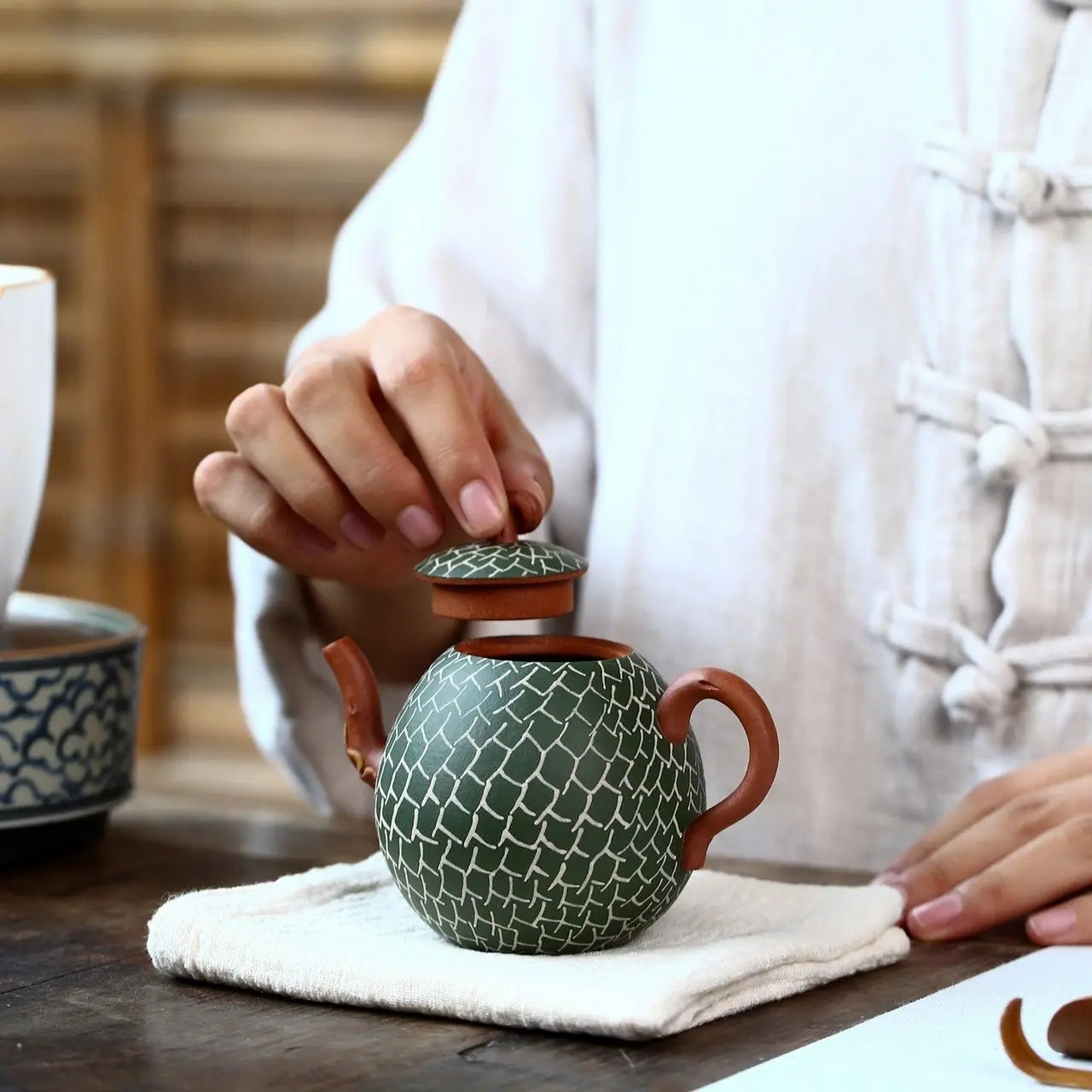 Ha Mi Gua 200cc - Yixing Handmade Teapot 江苏宜兴