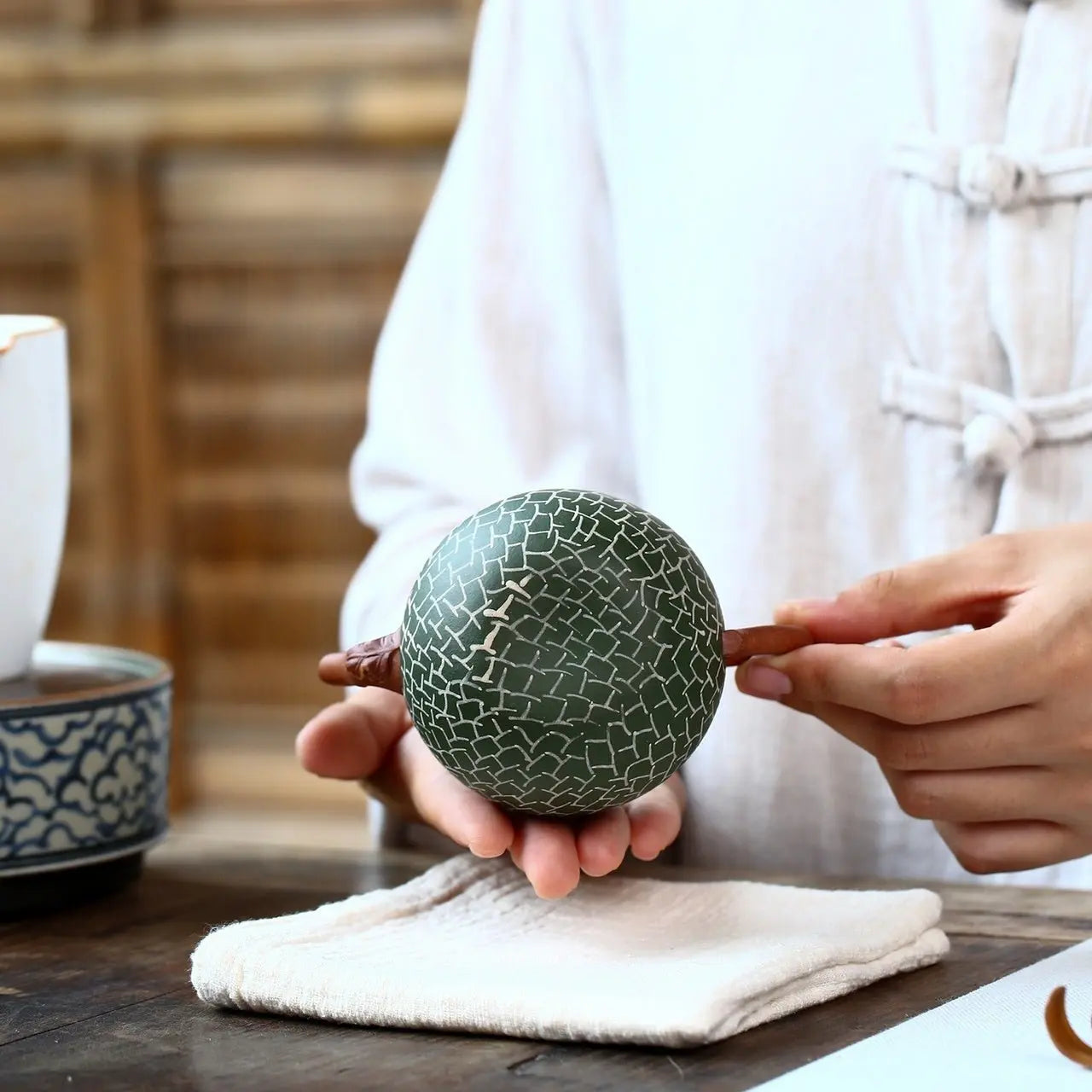 Ha Mi Gua 200cc - Yixing Handmade Teapot 江苏宜兴