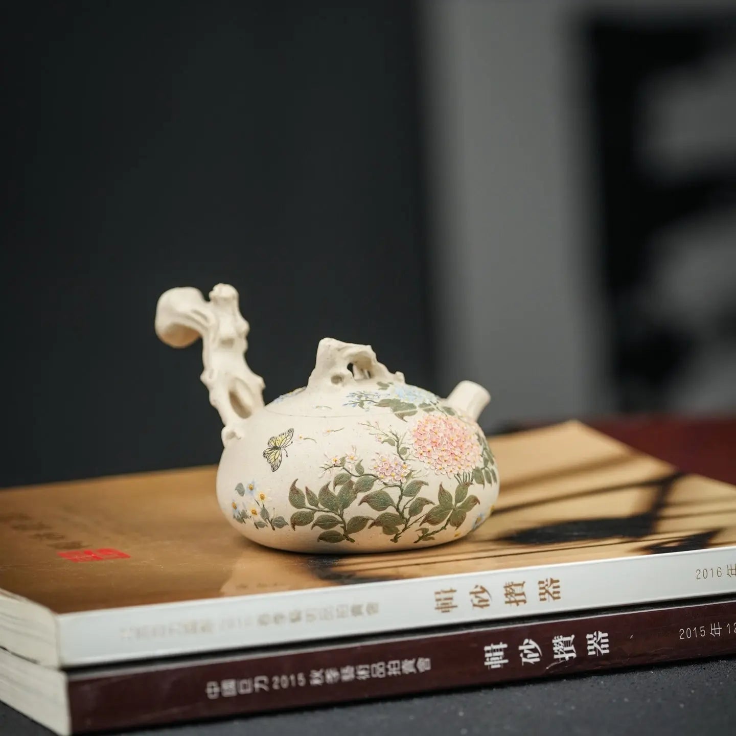 Hua Xiang 160cc - Yixing Handmade Teapot 江苏宜兴