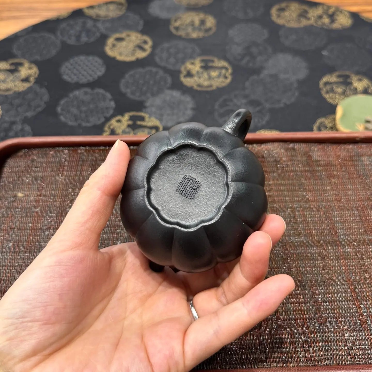 Jin Wen Ling Long 135cc - Yixing Handmade Teapot 江苏宜兴