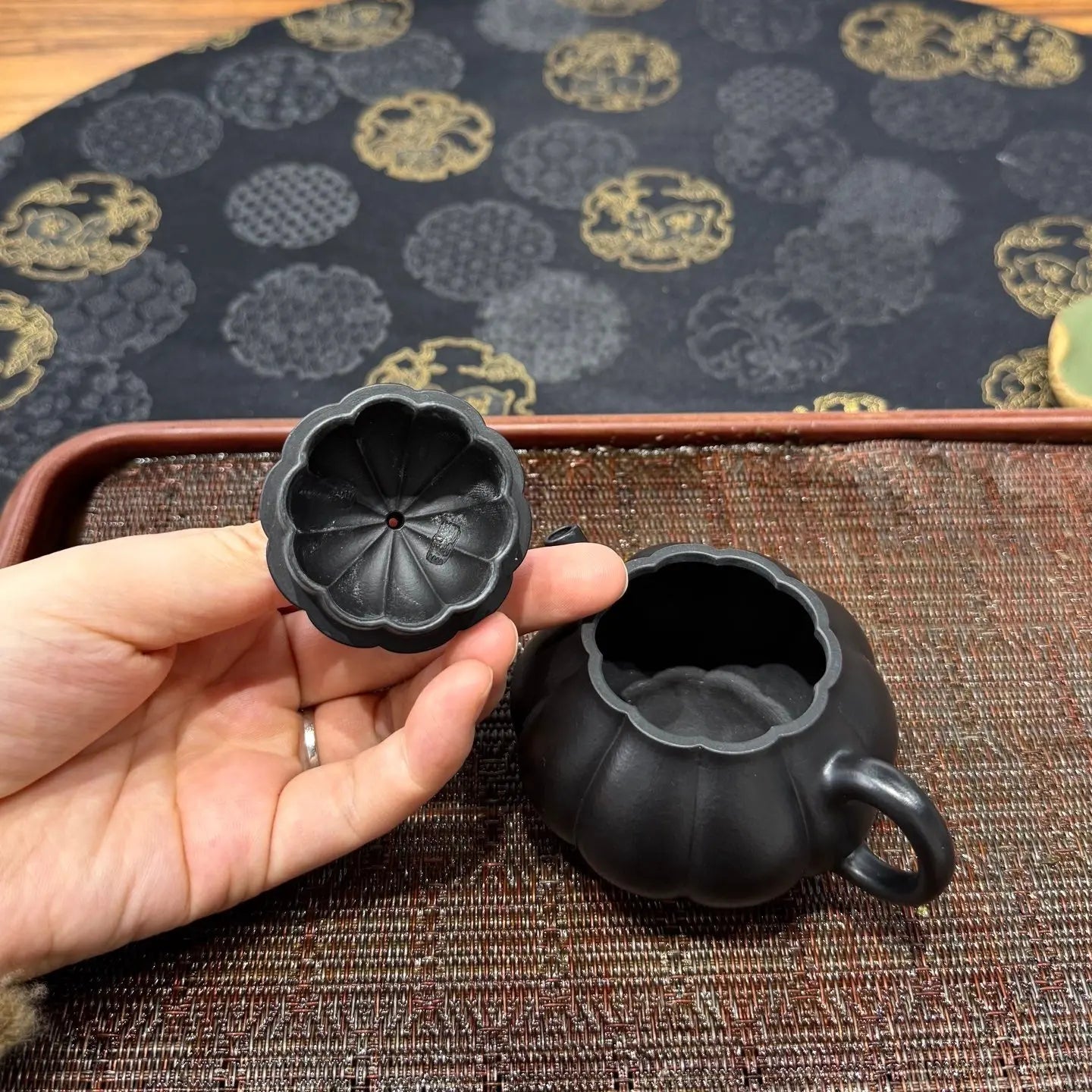 Jin Wen Ling Long 135cc - Yixing Handmade Teapot 江苏宜兴