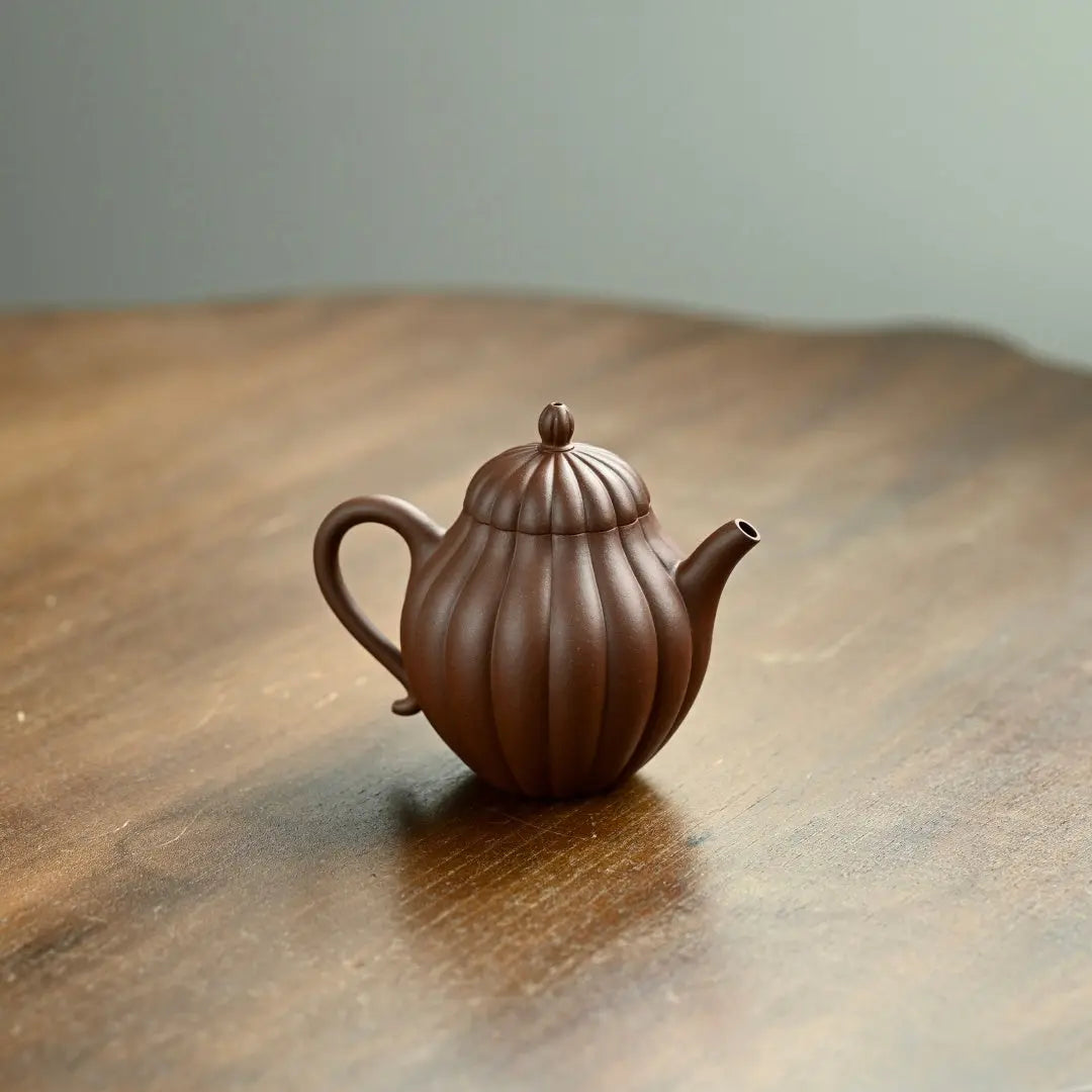 Jin Wen Qiu Shui 160cc - Yixing Handmade Teapot 江苏宜兴