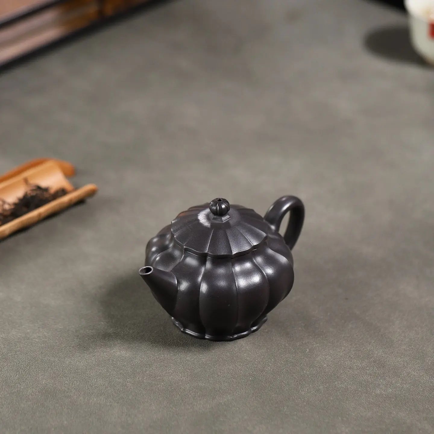 Ling Hua Shui Ping 230cc - Yixing Handmade Teapot 江苏宜兴