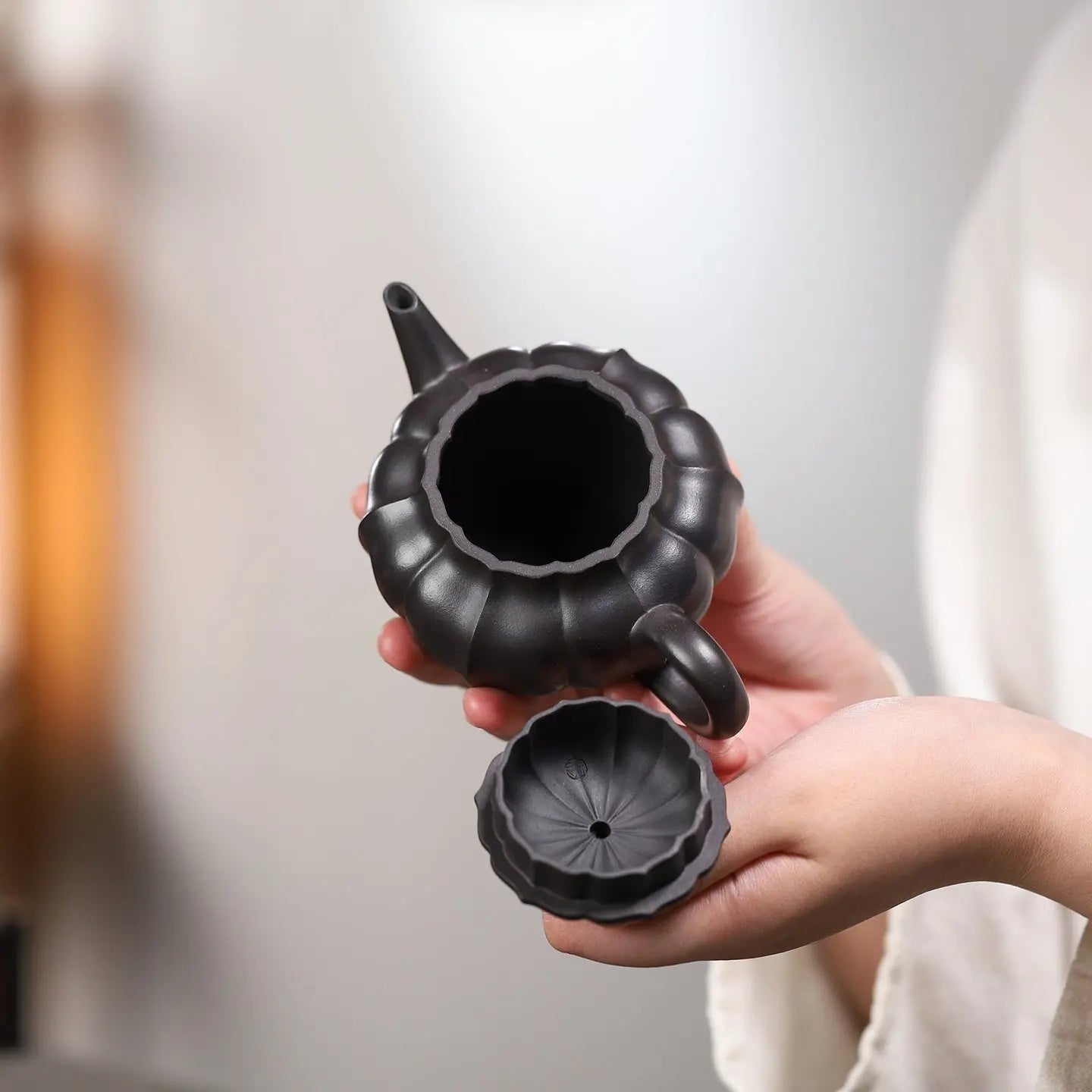 Ling Hua Shui Ping 230cc - Yixing Handmade Teapot 江苏宜兴