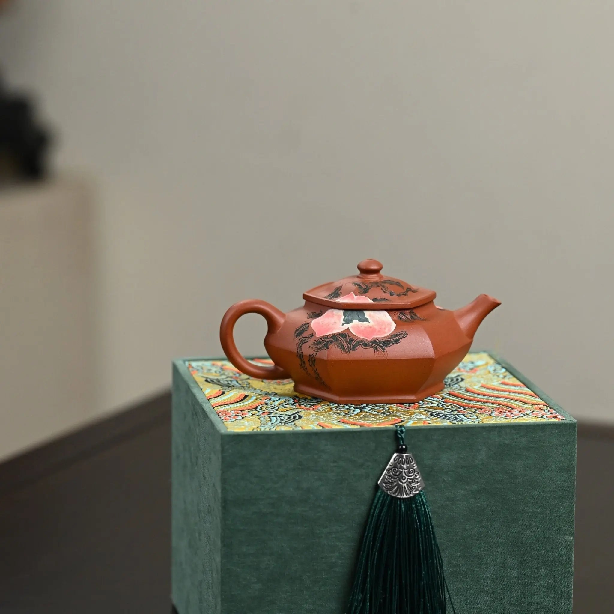 Liu Fang Hui Shou 120cc - Yixing Handmade Teapot 江苏宜兴