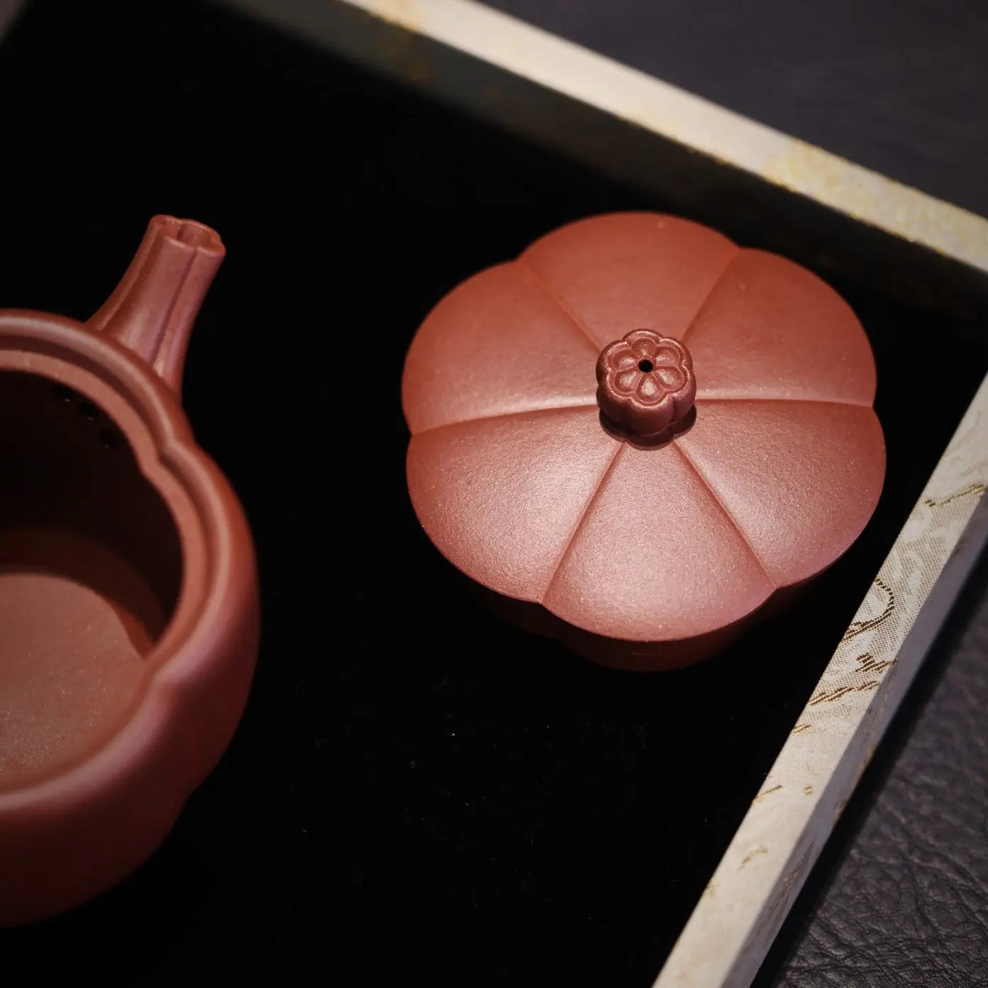 Mei Hua Han Wa 150cc - Yixing Handmade Teapot 江苏宜兴