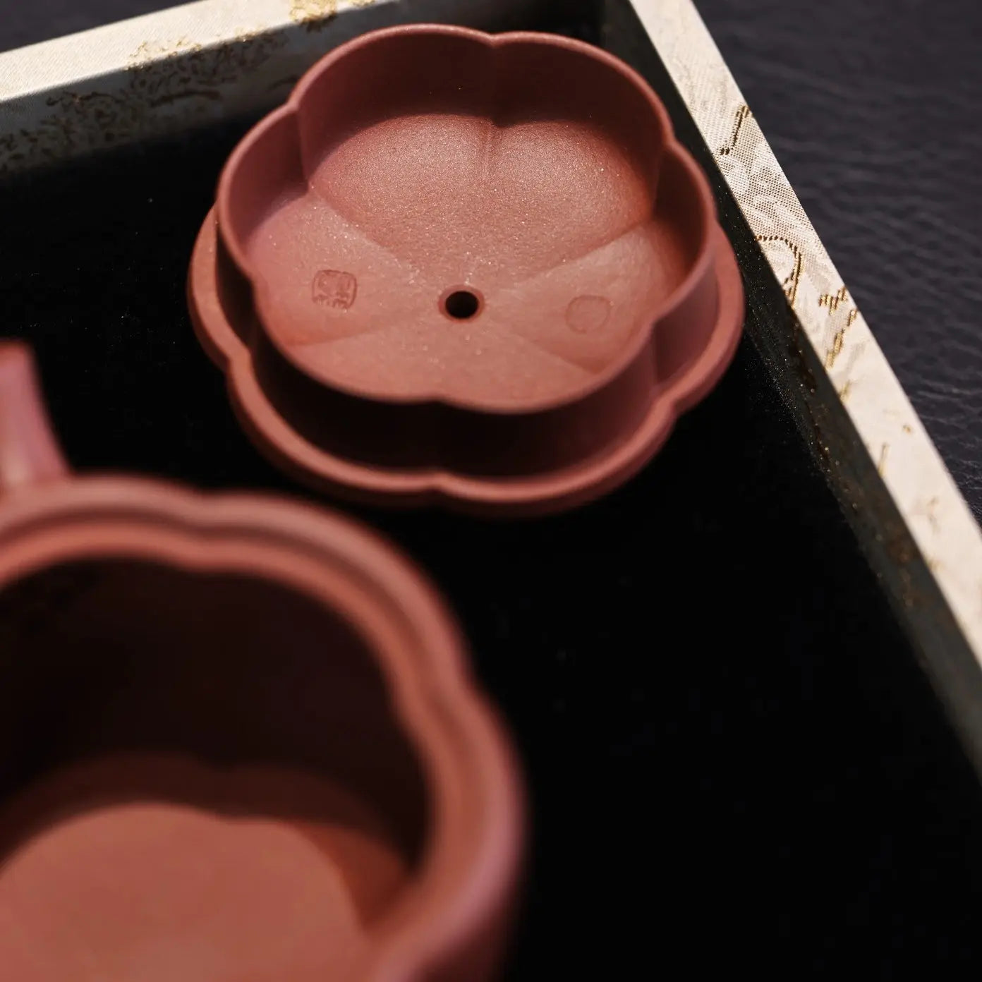 Mei Hua Han Wa 150cc - Yixing Handmade Teapot 江苏宜兴