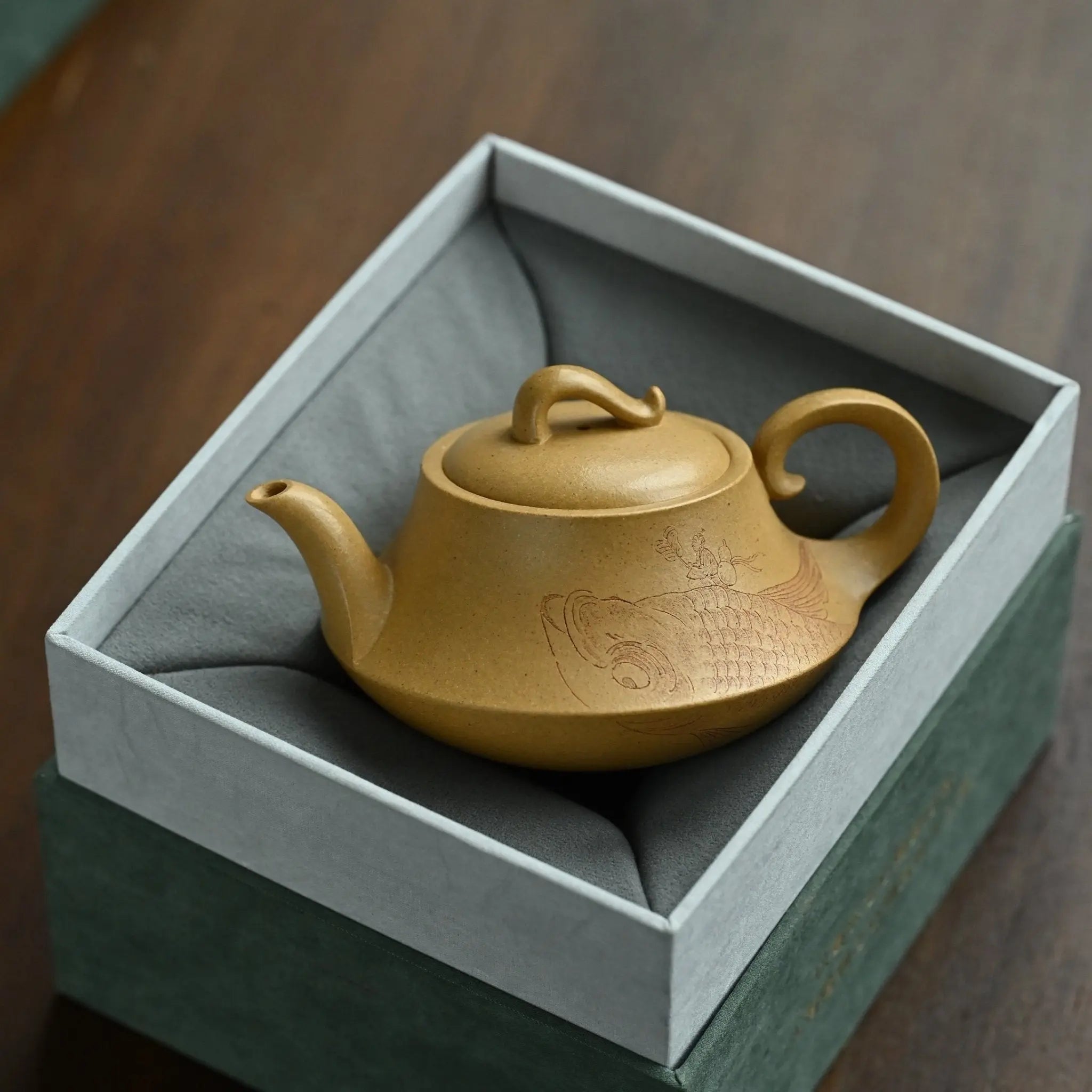Qu Hu 200cc - Yixing Handmade Teapot 江苏宜兴