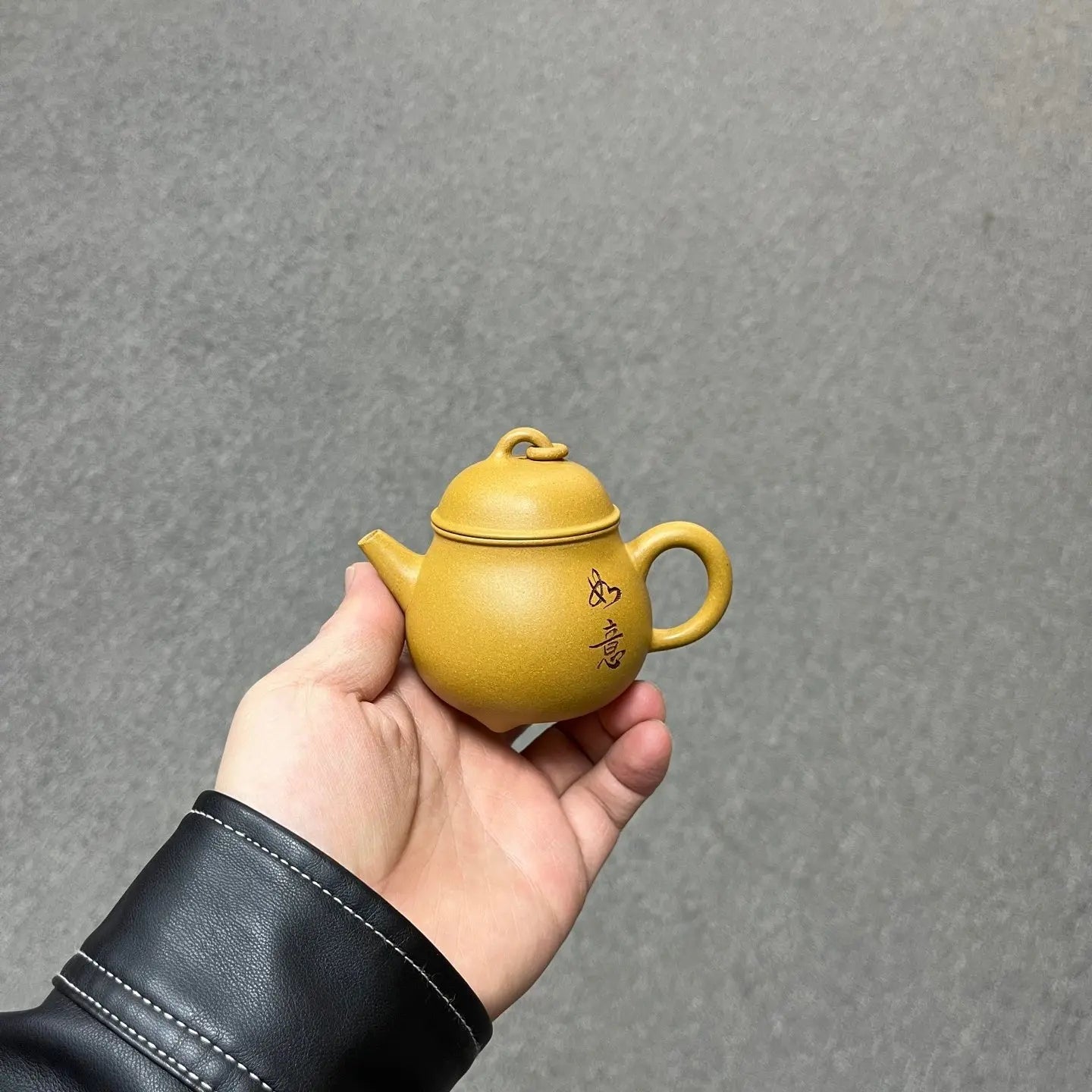 Ru Yi 140cc - Yixing Handmade Teapot 江苏宜兴