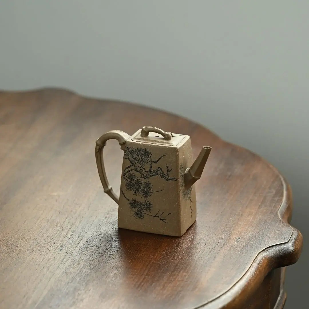 Song Feng Zhu Ying 180cc - Yixing Handmade Teapot 江苏宜兴