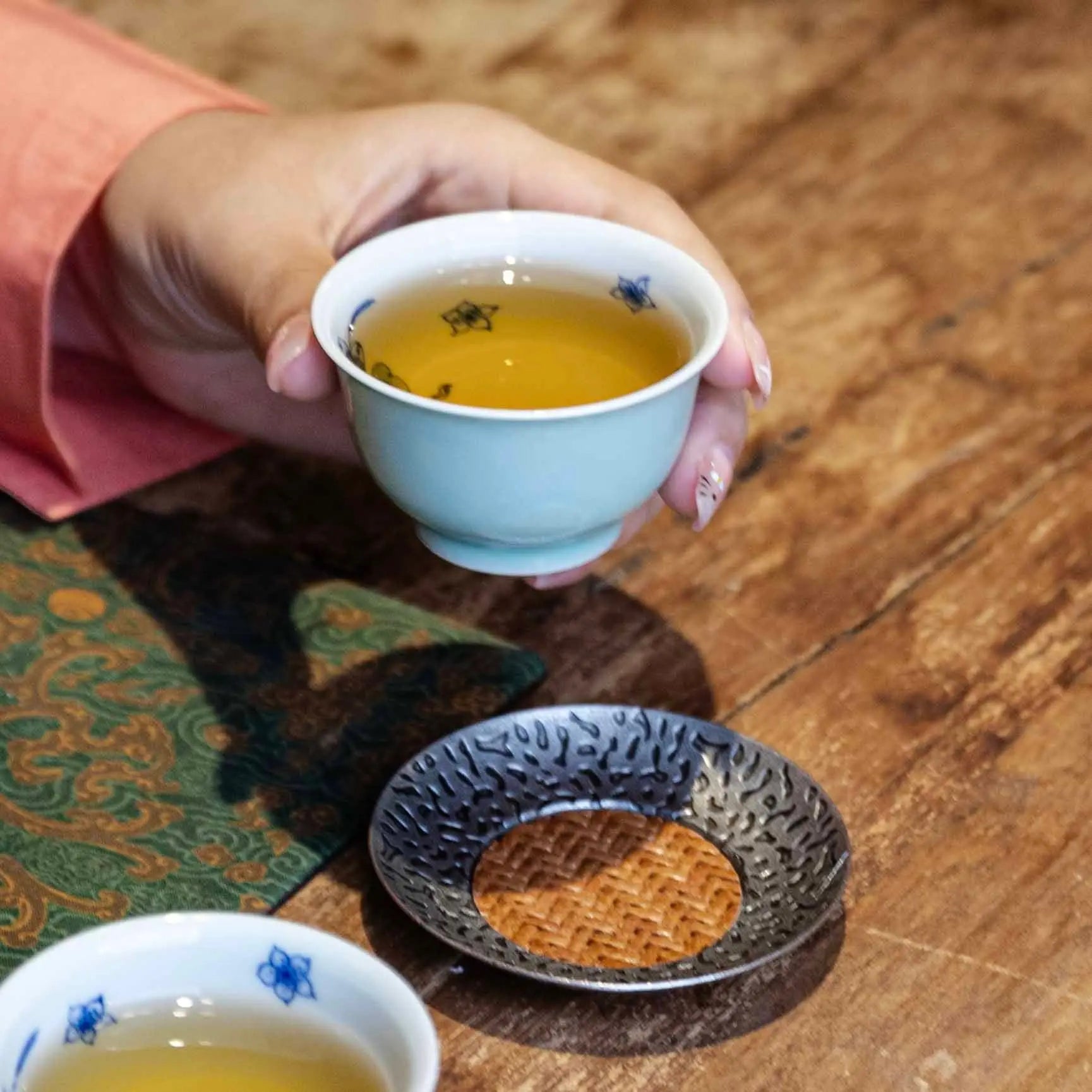Xiu Qiu Hua 120cc - Jing De Zhen Porcelain Gaiwan zycschina