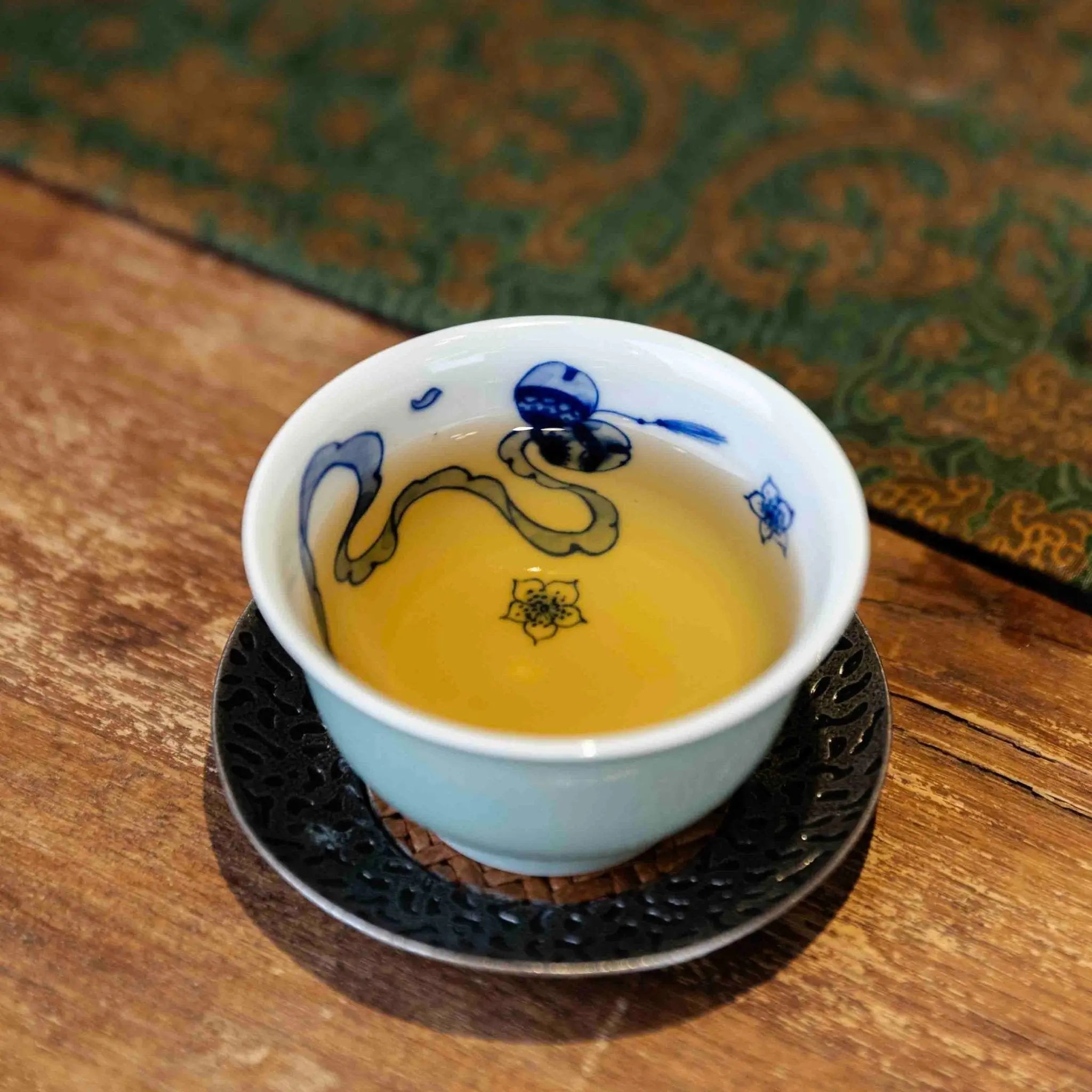 Xiu Qiu Hua 120cc - Jing De Zhen Porcelain Gaiwan zycschina