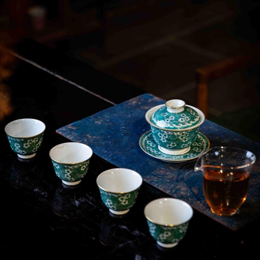 Hai Shui Bing Mei 150cc - Jing De Zhen Porcelain Gaiwan - zycs_China