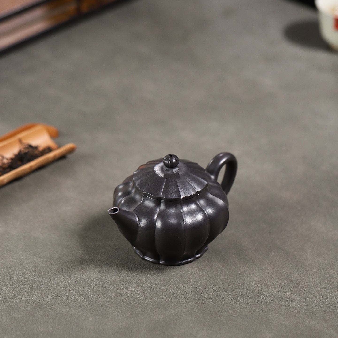 Ling Hua Shui Ping 230cc - Yixing Handmade Teapot 江苏宜兴