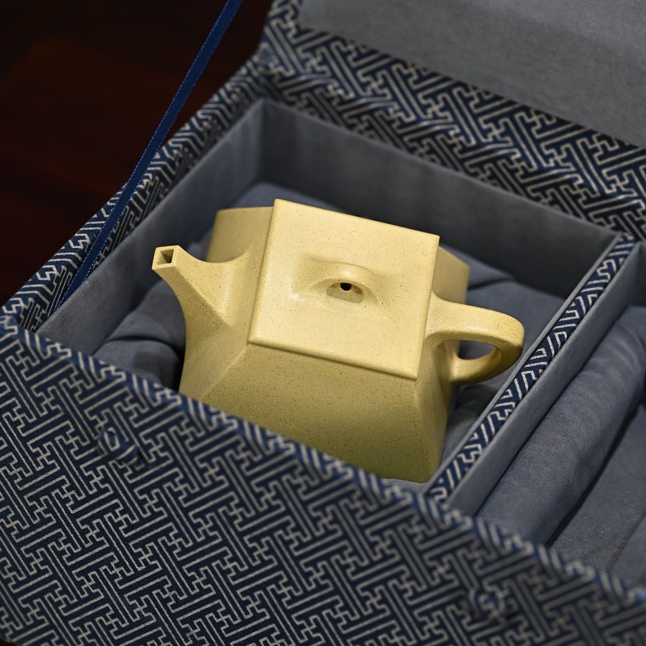 Si Fang Shi Piao 210cc - Yixing Handmade Teapot - zycs_China