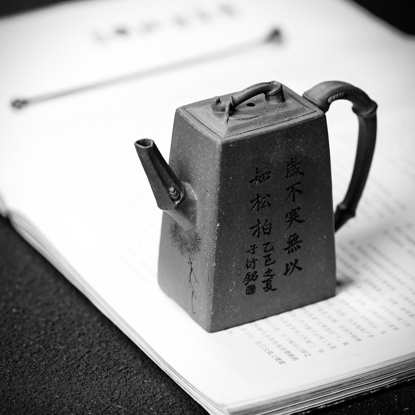 Song Feng Zhu Ying 180cc - Yixing Handmade Teapot - zycs_China