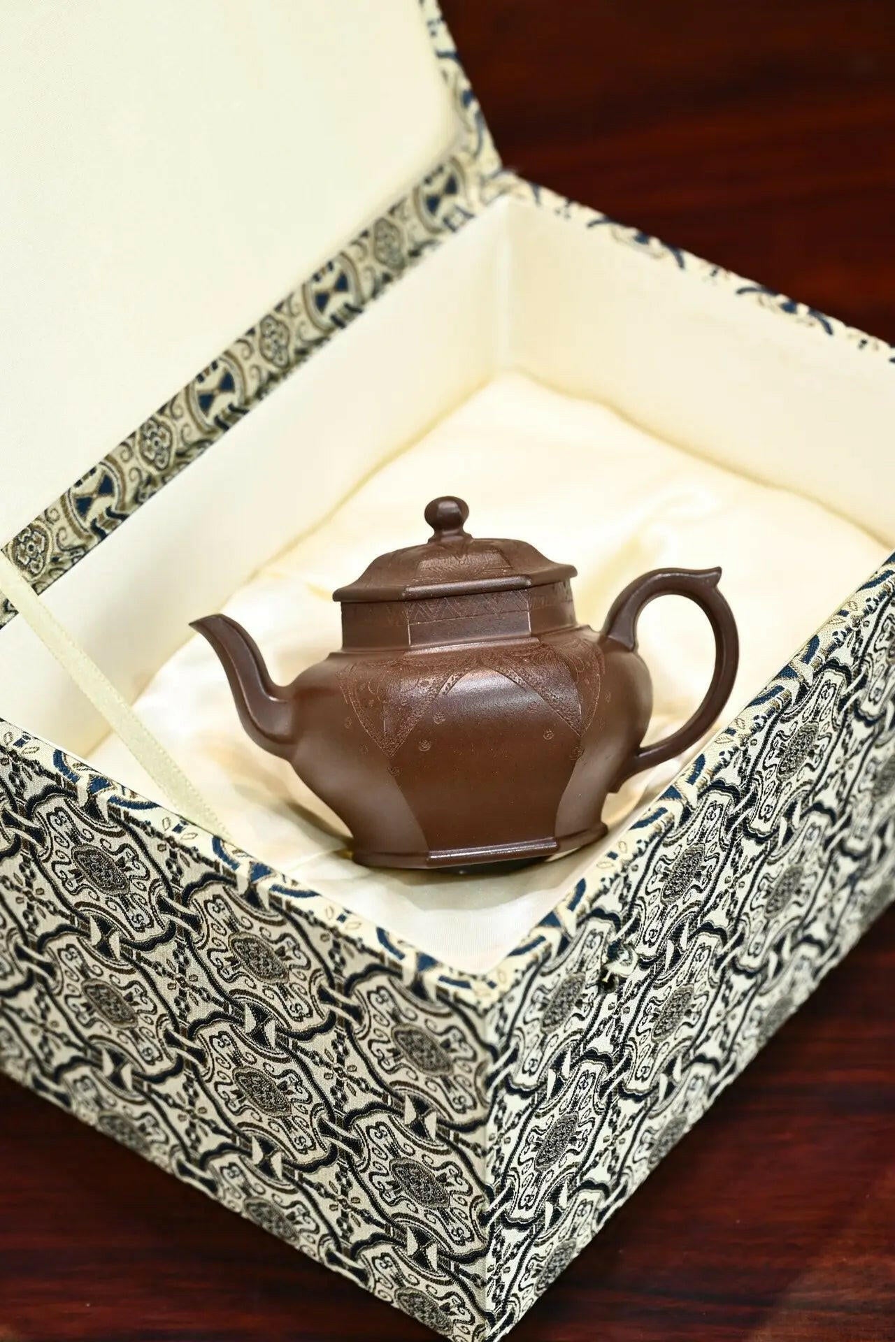 Xiu Nian Liu Fang 190cc - Yixing Handmade Teapot 江苏宜兴