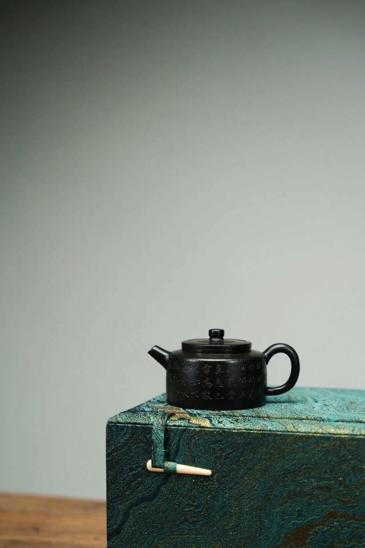 Ping Gai De Zhong 150cc - Yixing Handmade Teapot 江苏宜兴