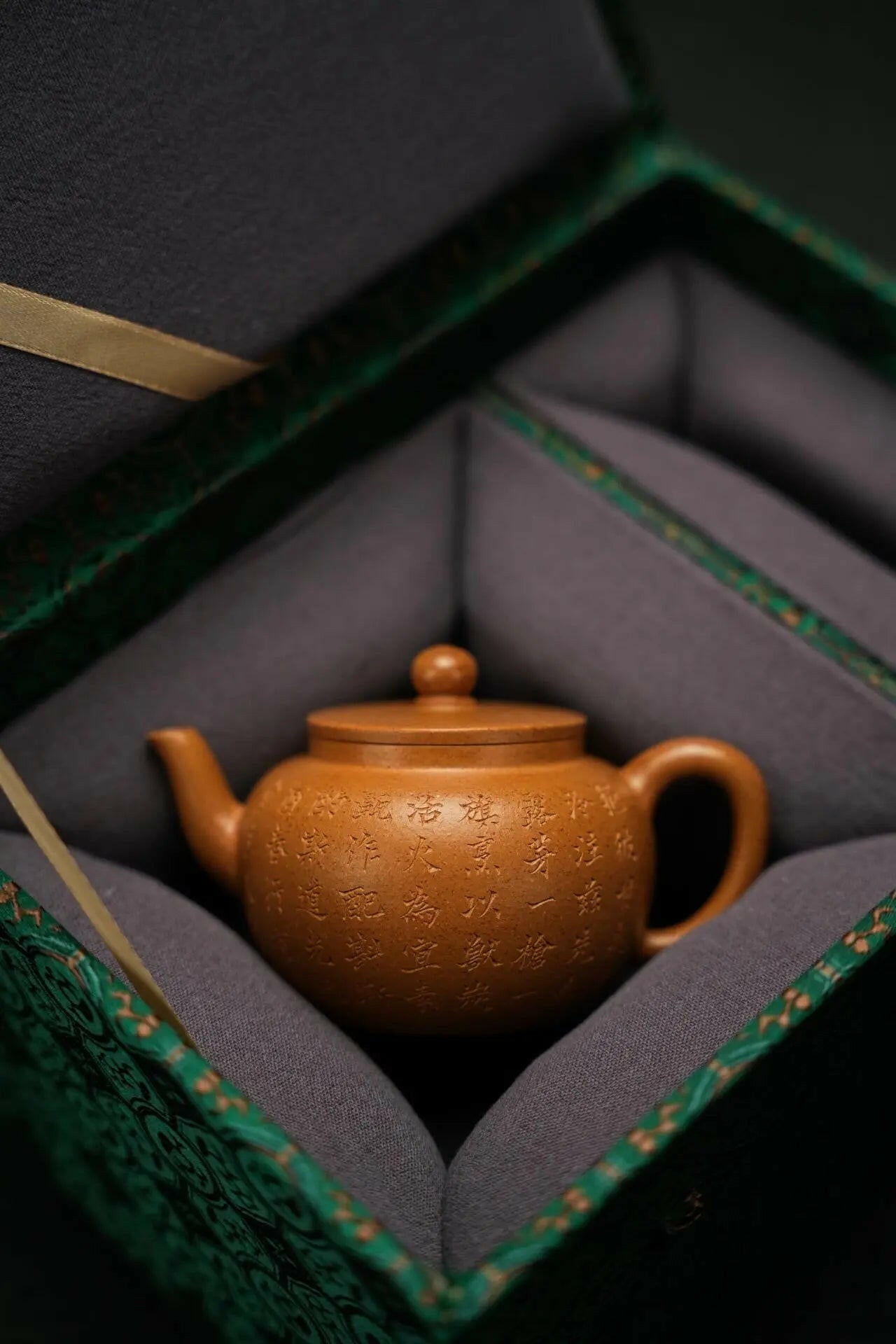 Ping Gai Lian Zi 150cc - Yixing Handmade Teapot 江苏宜兴