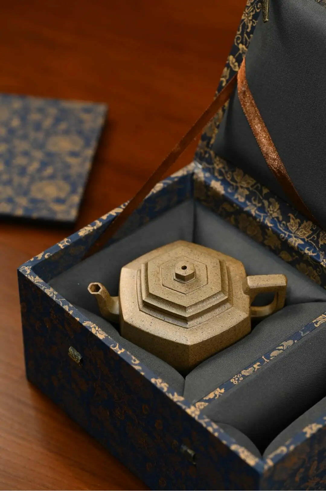 Liu Fang Xue Hua 150cc - Yixing Handmade Teapot 江苏宜兴