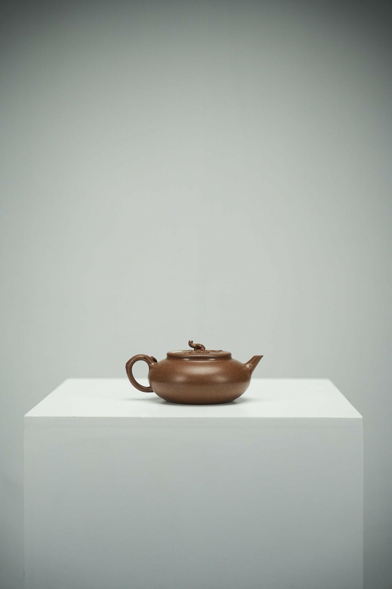 Man Qiu 220cc - Yixing Handmade Teapot 江苏宜兴