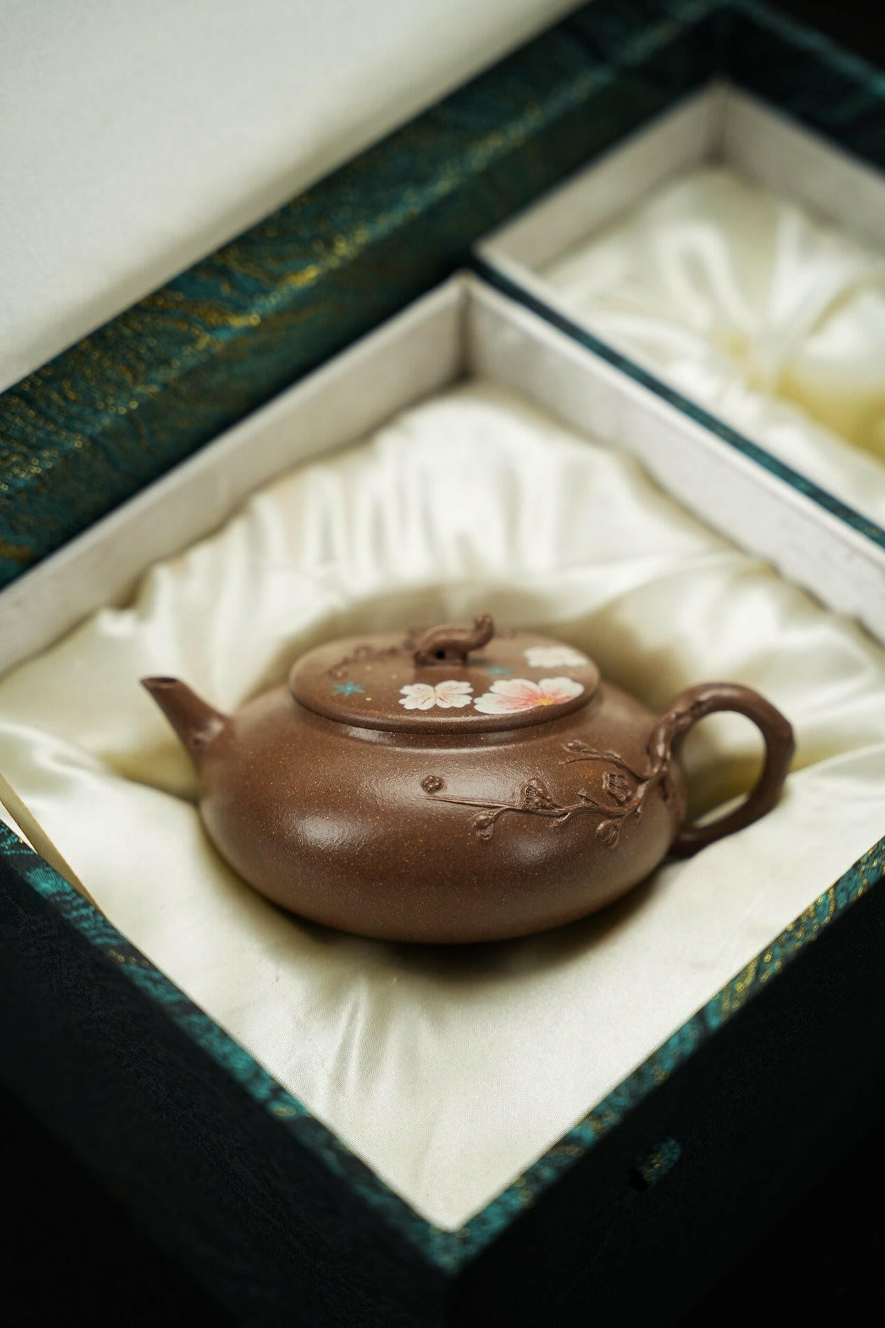 Man Qiu 220cc - Yixing Handmade Teapot 江苏宜兴