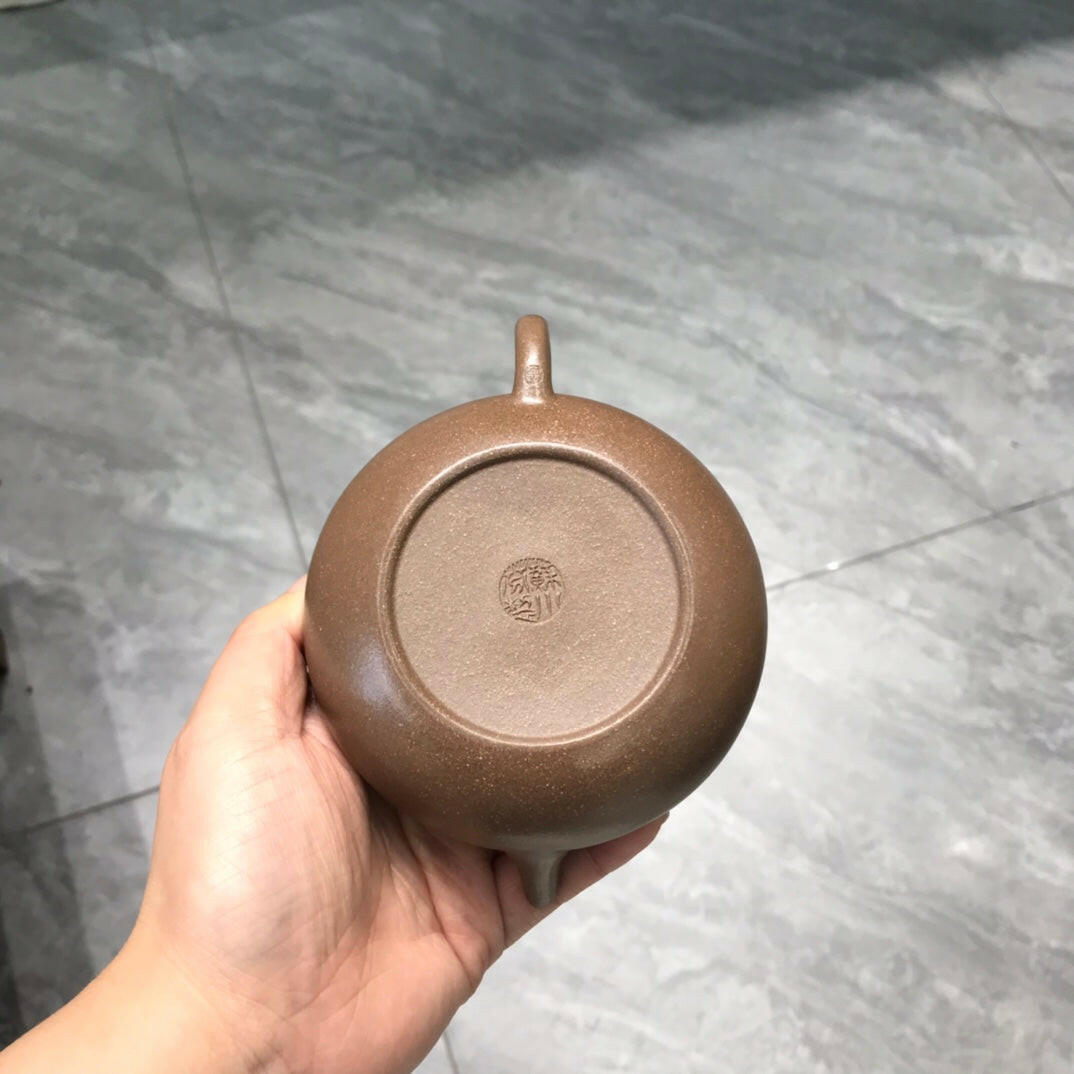 Man Qiu 220cc - Yixing Handmade Teapot 江苏宜兴