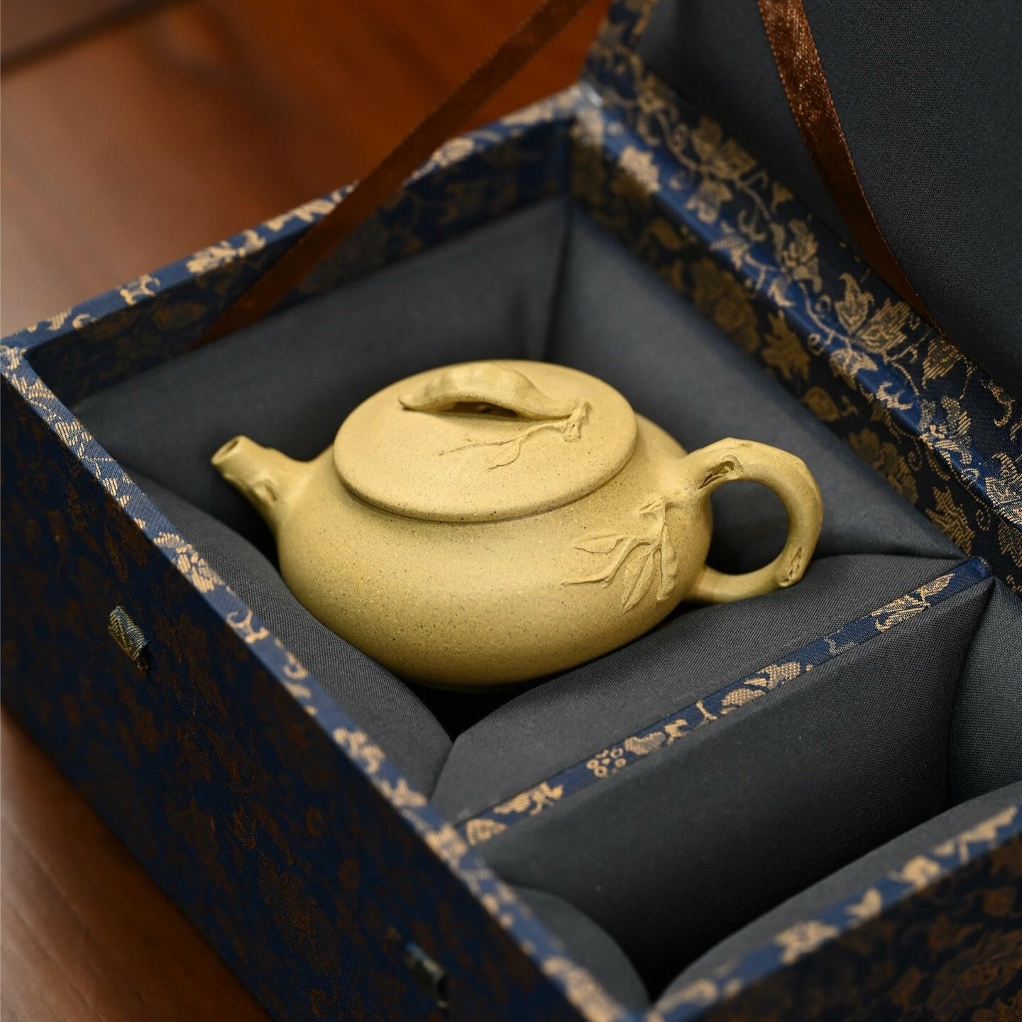 Dou Kou Nian Hua 120cc - Yixing Handmade Teapot 江苏宜兴
