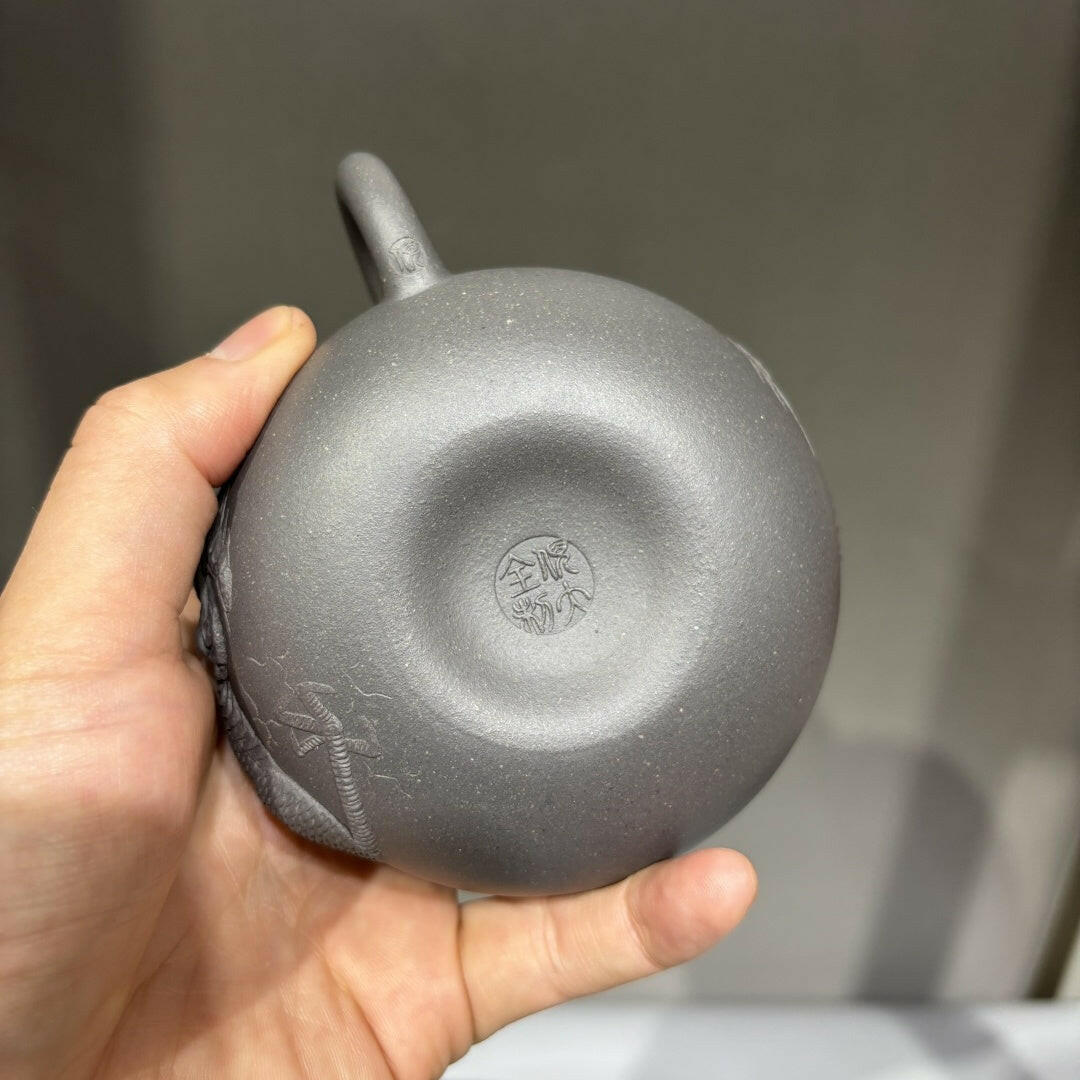 Long De Chuan Ren 230cc - Yixing Handmade Teapot 江苏宜兴