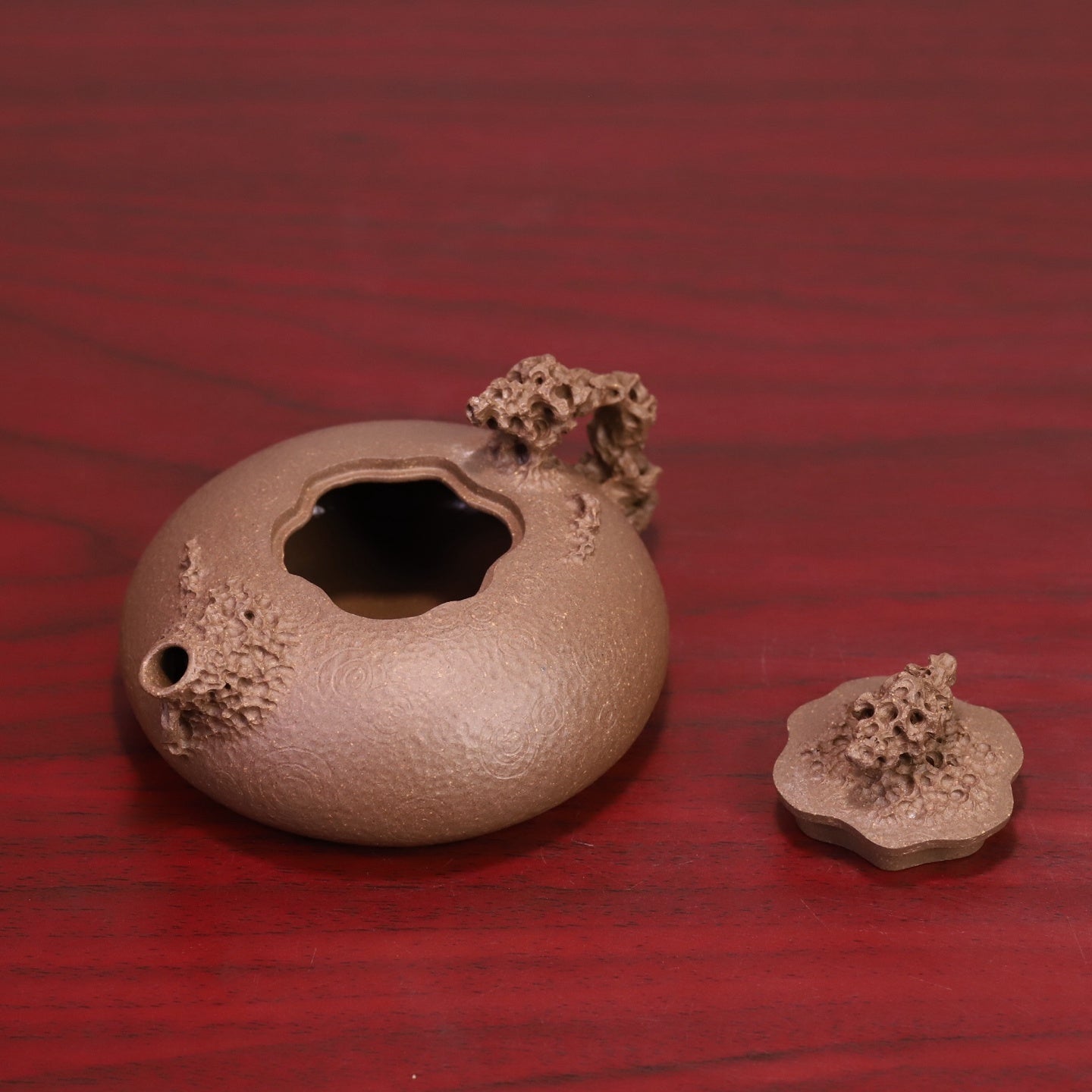 Tai Hu Qi Shi - Yixing Handmade Teapot 江苏宜兴