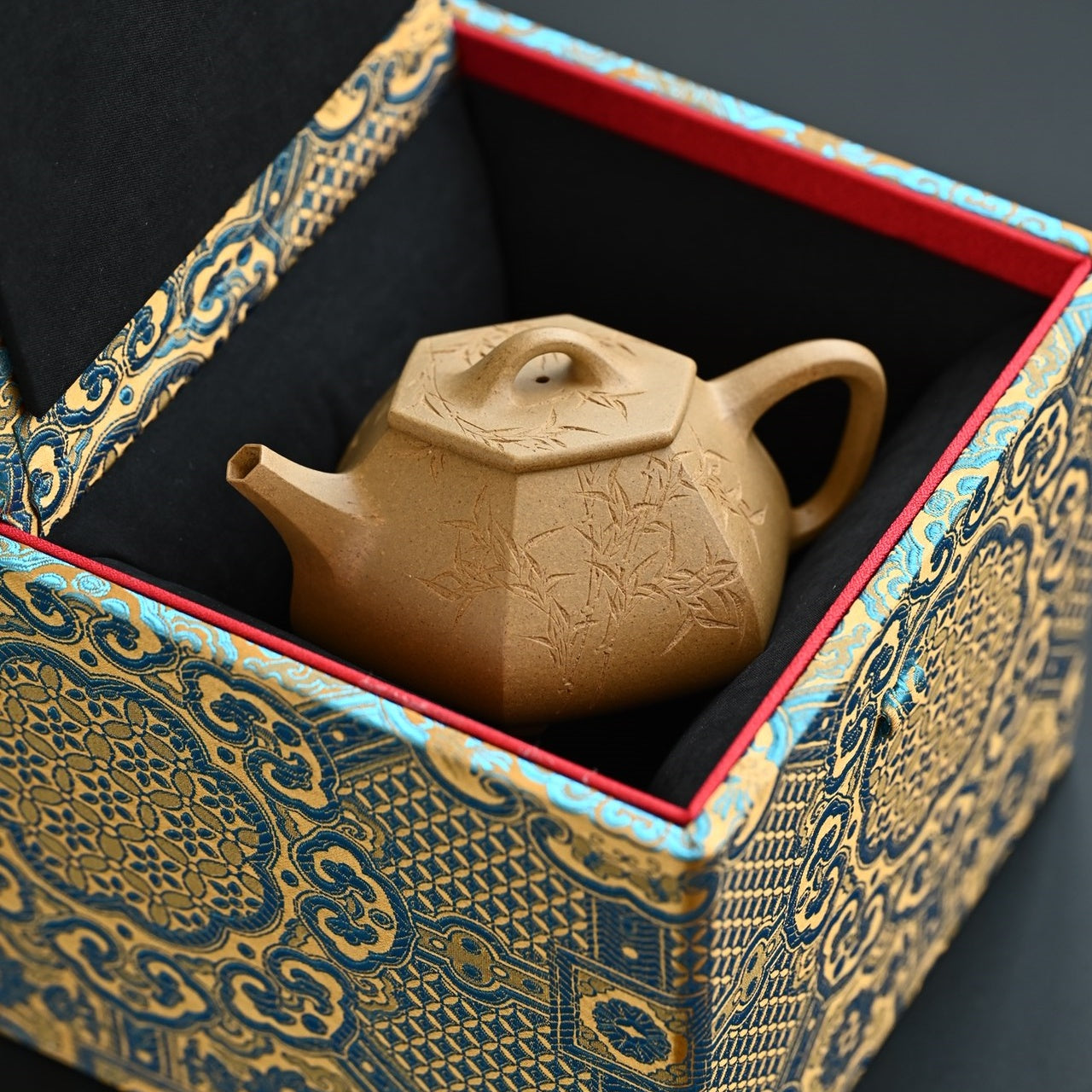Liu Fang Shi Piao 220cc - Yixing Handmade Teapot 江苏宜兴