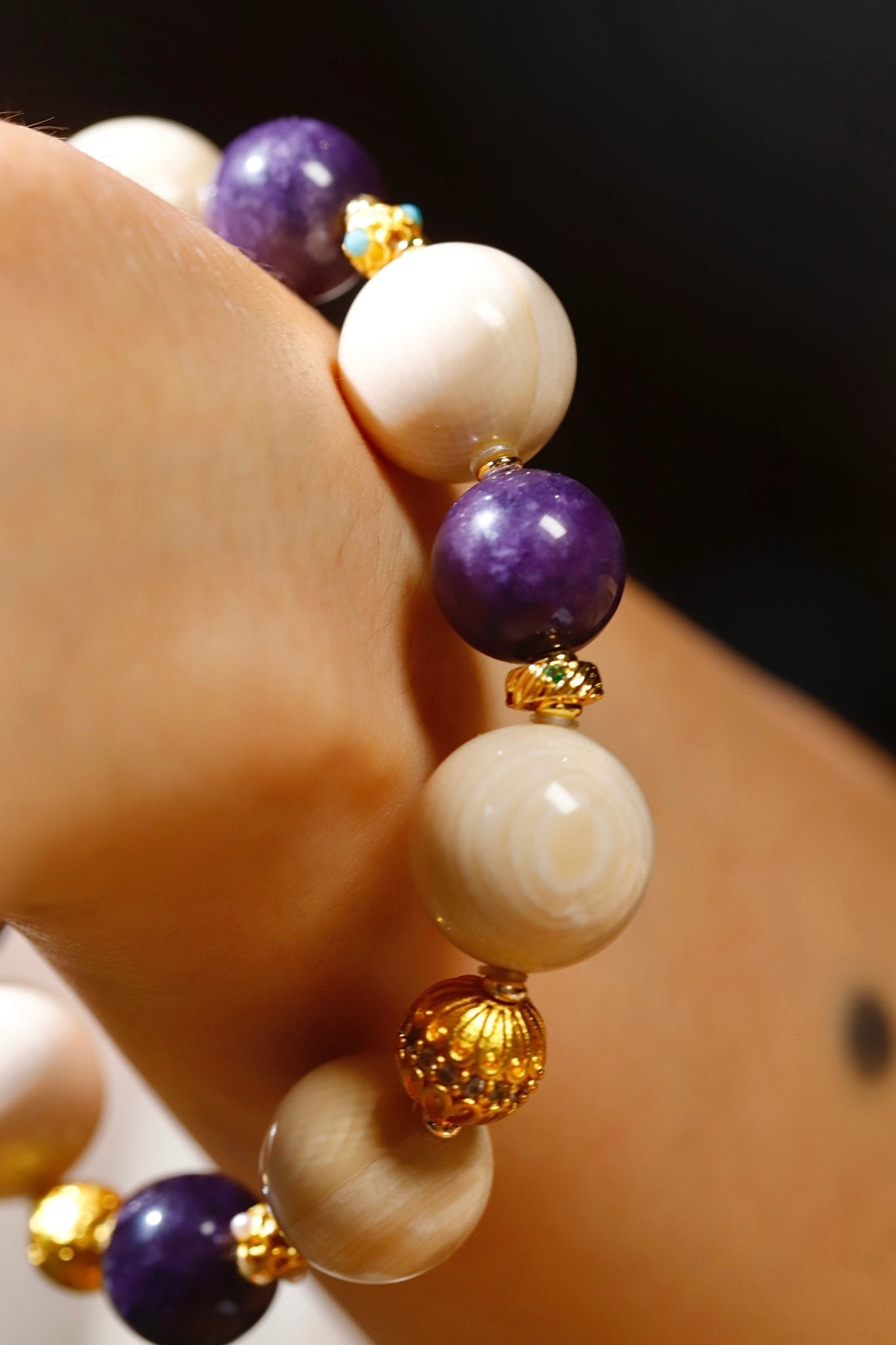 Zi Qi Dong Lai - Wood Sculpture - zycs_China