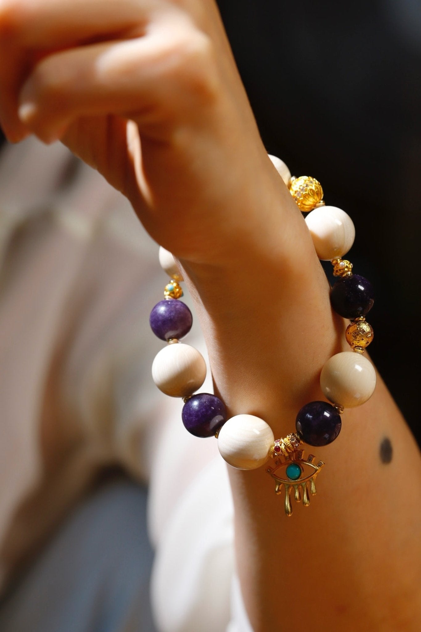 Zi Qi Dong Lai - Wood Sculpture - zycs_China